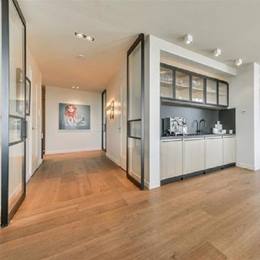 Slaapkamer In Een Nieuw Luxe Huis Met Hardhouten Vloeren Schuifglasdeur Naar Terrasse Schotten En Dakpannen Houten Dwarsbalken Image271422413 Slaapkamer In Een Nieuw Luxe Huis Met Hardhouten Vloeren Schuifglasdeur Naar Terrasse Schotten En Dakpannen Houten Dwarsbalken Image271422413